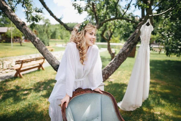 Young bride — Stock Photo