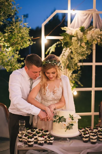 Cutting cake — Stock Photo