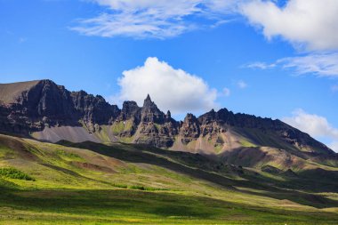İzlanda'daki Dağları ile yaz aylarında güzel manzara