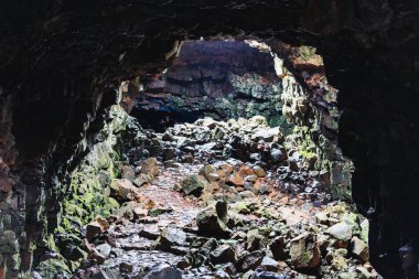 lav tünelleri çok dardır ve kısmen blok İzlanda'mağara