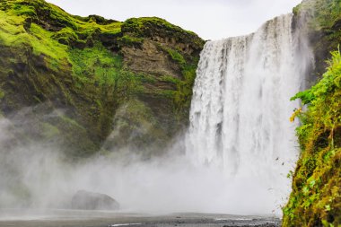 Güney İzlanda'daki meşhur Skogafoss Şelalesi
