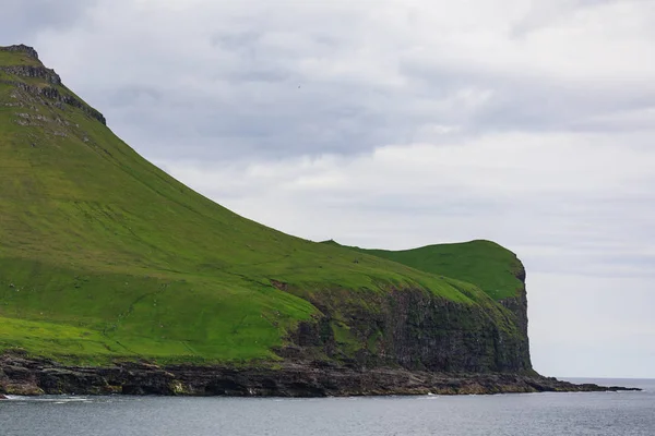 Îles faroe avec océan et falaises en été — Photo