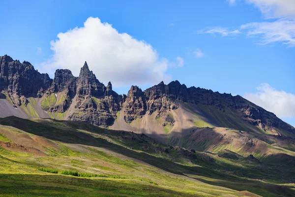 Bela paisagem com montanhas na Islândia no verão — Fotografia de Stock