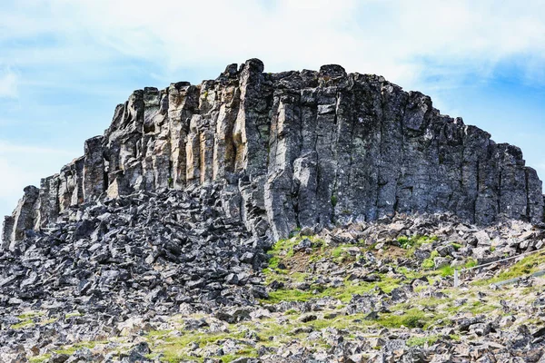 Pedras de basalto perto de Hvitserkur rocha espetacular no mar — Fotografia de Stock