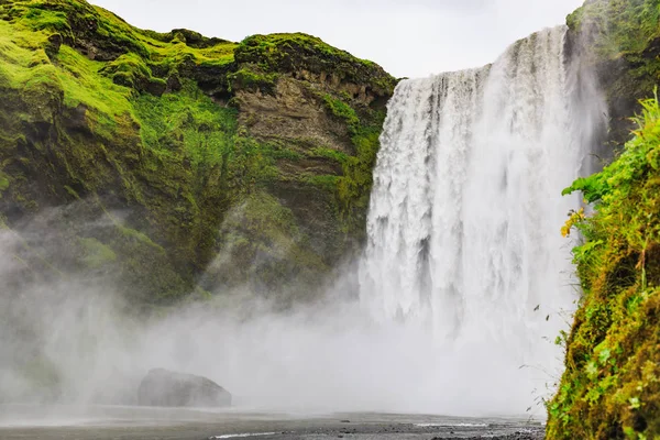 A famosa cachoeira Skogafoss no sul da Islândia — Fotografia de Stock