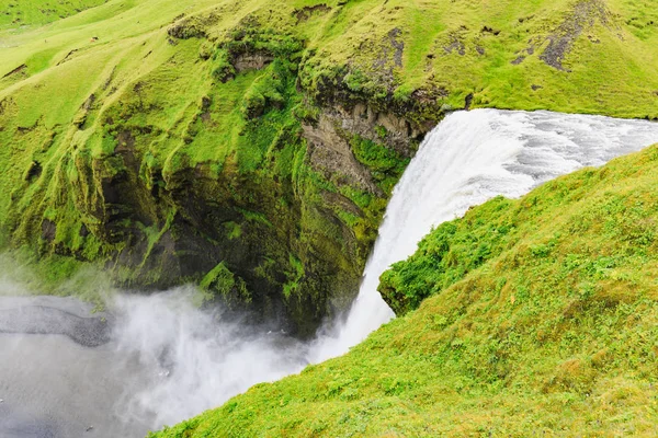 Slavný vodopád Skogafoss na jihu Islandu — Stock fotografie