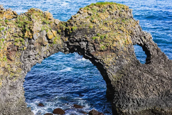 Gatklettur una delle vedette panoramiche in arnarstapi — Foto Stock