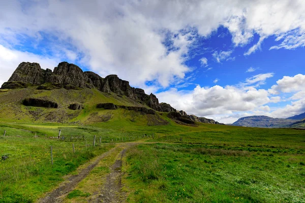 Impressionante paisagem montanhosa icelandic em vesturland, iceland — Fotografia de Stock