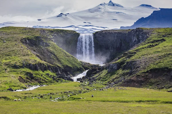 İzlanda üzerinde yaz aylarında olafsvik yakınındaki kerlingarfoss şelale