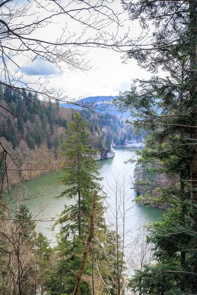 Fantastický výhled na řeku doubs v blízkosti saut du doubs vodopád — Stock fotografie