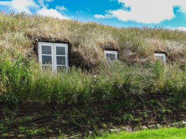 Çim çatı Kuzey İzlanda'daki Glaumbaer Köyü