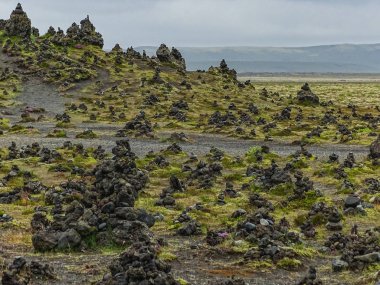 Taşlar bir trol piramid üzerinde yığılmış