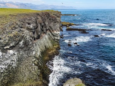 Gatklettur kemer rock snaefellsjok in yakınındaki dalgalar tarafından yıkanmış kayalıklarla
