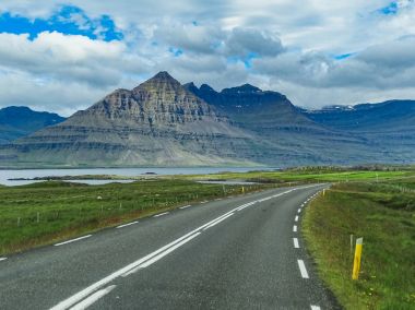 Çevre yolu boyunca dramatik gökyüzü ile güzel Dağları