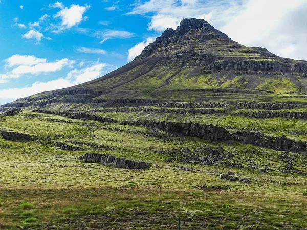 Bela paisagem de campo icelandic com montanha — Fotografia de Stock