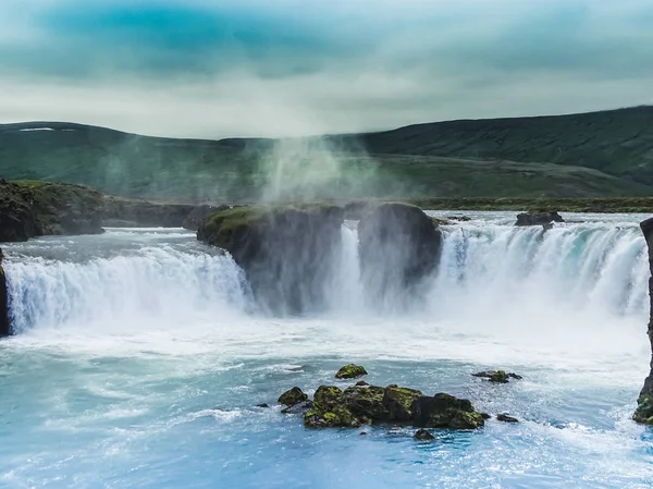 Godafoss, cachoeira popular durante um belo dia, iceland — Fotografia de Stock