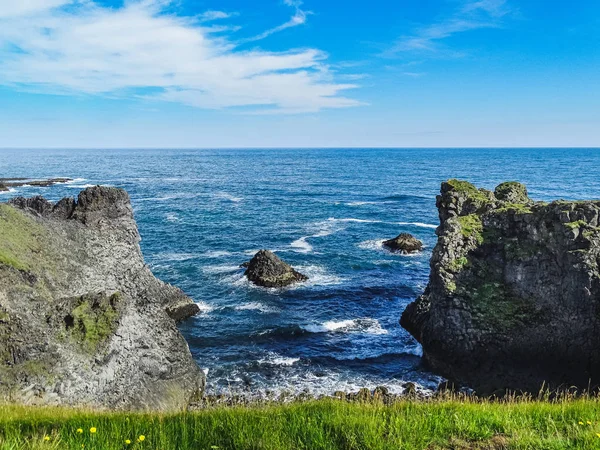 Vista attraverso le scogliere vicino a gatklettur in iceland — Foto Stock