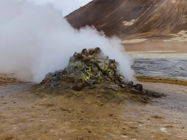 Schöner geothermischer Stein in hverir im Sommer auf Island — Stockfoto