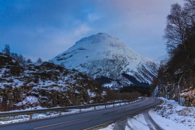 Kış yol yalak kar caped dağlar Doğu Norveç'te