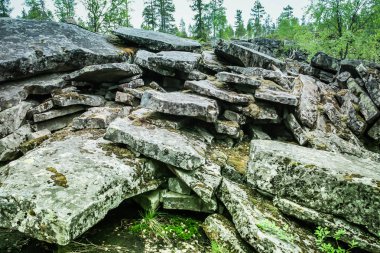 Yamaç taş ve kayalar ve nehir manzarası