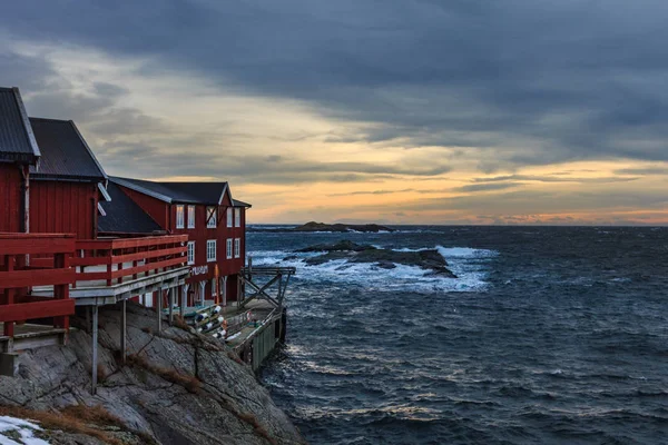 Geleneksel kırmızı ev tipik peyzaj lofoten Adaları — Stok fotoğraf