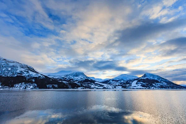 Kışın Kuzey Norveç'in güzel manzara — Stok fotoğraf