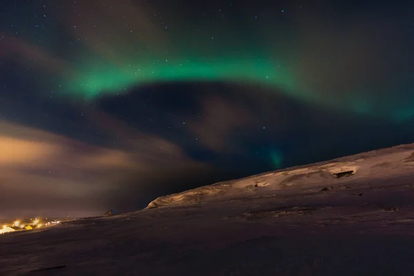 Aktywność niesamowite Zorza polarna nad wyspą ekkeroy — Zdjęcie stockowe