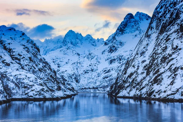 Weergave van de trollfjord met sneeuw bedekte bergen op de lofoten eilanden — Stockfoto