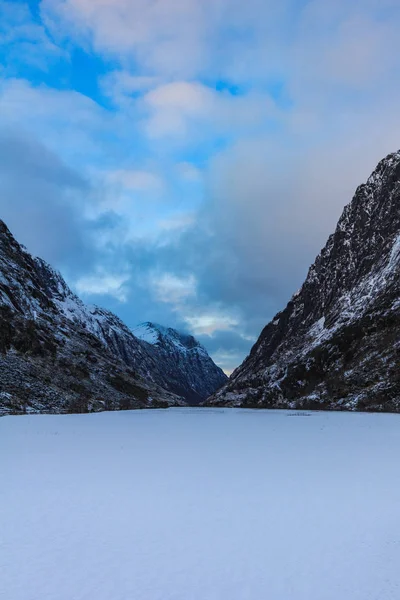 Norveç'te bir kış harikalar donmuş göl — Stok fotoğraf