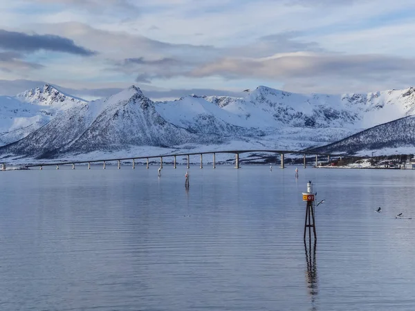 Die sortlandbrücke sortlandsbrua im winter in norwegen — Stockfoto