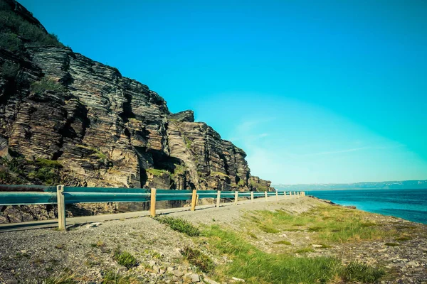 挪威的风景, 沿着海边的一条小路在 fjor — 图库照片