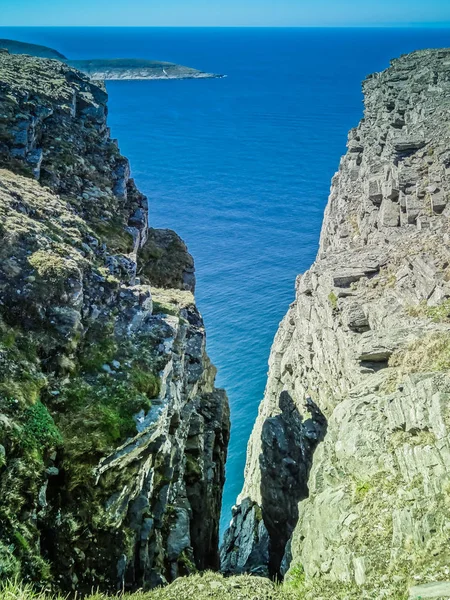 Scogliere di fronte al mare di barents in nordkapp — Foto Stock