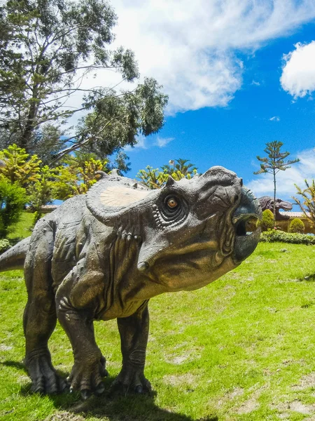 cal orcko Bolivya'nın Kretase parkında dinozor modeli