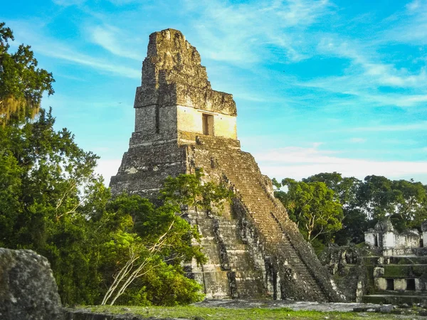 Templos Maias de Gran Plaza ou Plaza Mayor em Tikal National Par — Fotografia de Stock