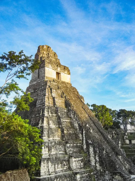 Templos Mayas de Gran Plaza o Plaza Mayor en Tikal National Par — Foto de Stock