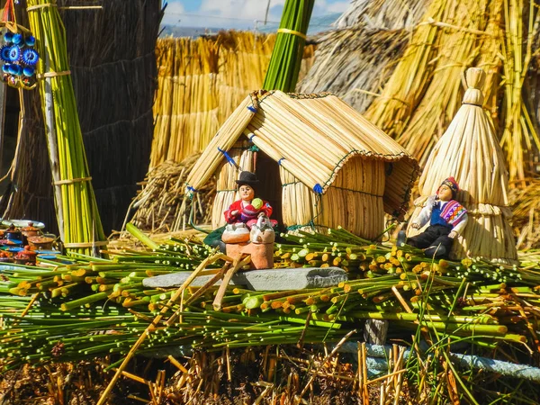 Pequena casa uru para venda no lago titicaca — Fotografia de Stock
