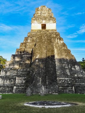 Gran plaza veya plaza mayor adlı tikal ulusal park Maya tapınakları