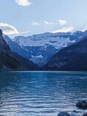 Gün batımında rocky Dağları ile Kanada vahşi