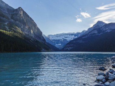 Gün batımında rocky Dağları ile Kanada vahşi