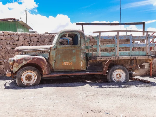 Viejo camión oxidado en colchani pueblo en el borde del salar de uyun — Foto de Stock