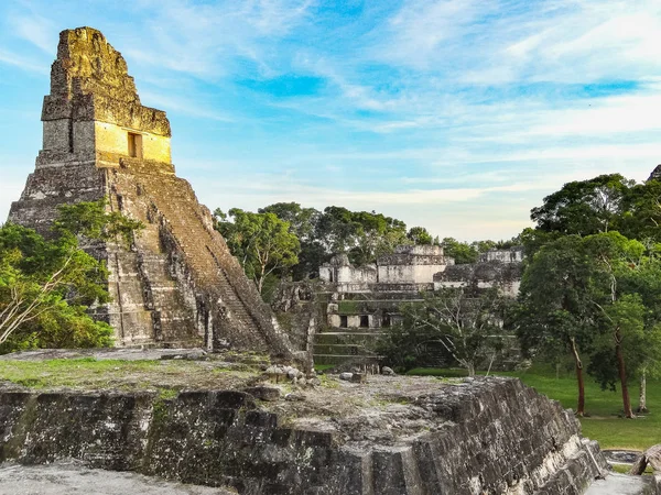 Templos maias de gran plaza ou plaza prefeito no parque nacional tikal — Fotografia de Stock
