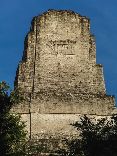 Templos maias de gran plaza ou plaza prefeito no parque nacional tikal — Fotografia de Stock