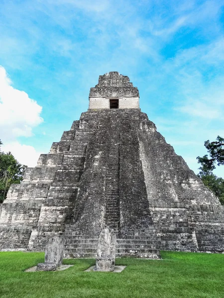 Templos maias de gran plaza ou plaza prefeito no parque nacional tikal — Fotografia de Stock
