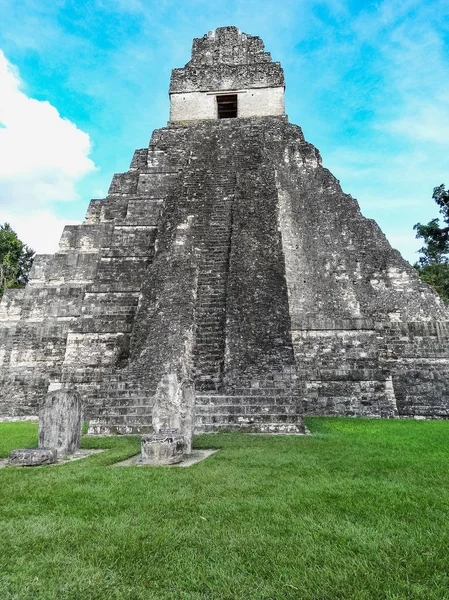 Templos maias de gran plaza ou plaza prefeito no parque nacional tikal — Fotografia de Stock