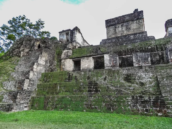 Templos maias de gran plaza ou plaza prefeito no parque nacional tikal — Fotografia de Stock