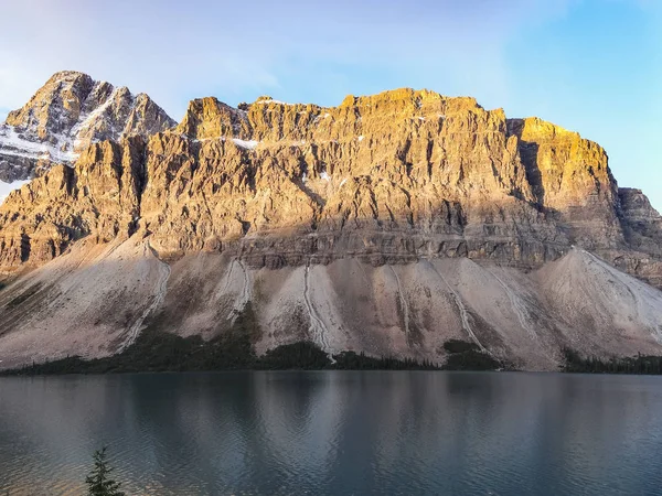 Канадская пустыня с скалистыми горами на закате — стоковое фото