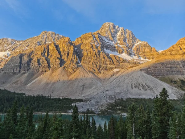 Канадская пустыня с скалистыми горами на закате — стоковое фото