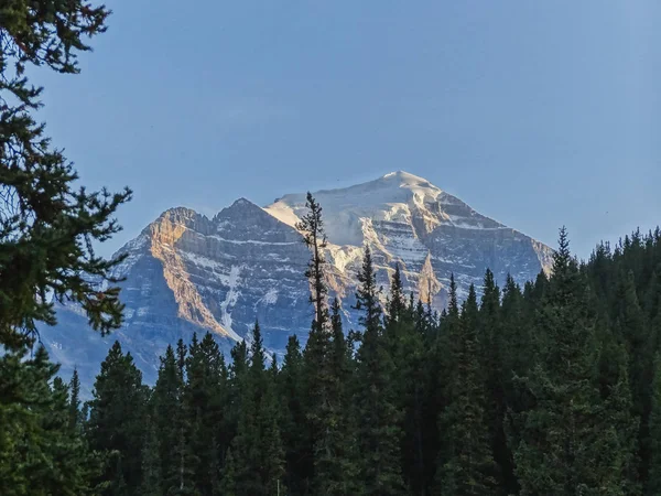 Selvagem canadense com montanhas rochosas ao pôr do sol — Fotografia de Stock