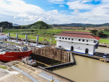 Panama kanalı bina büyük konteyner gemisi geçer