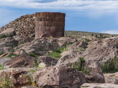 Peru titicaca Gölü yakınındaki sillustani mezarlar
